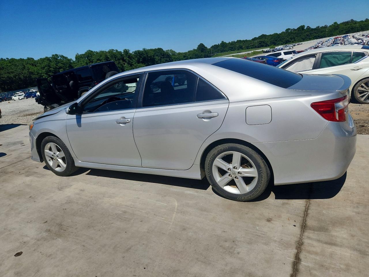 2014 TOYOTA CAMRY SE photo 3