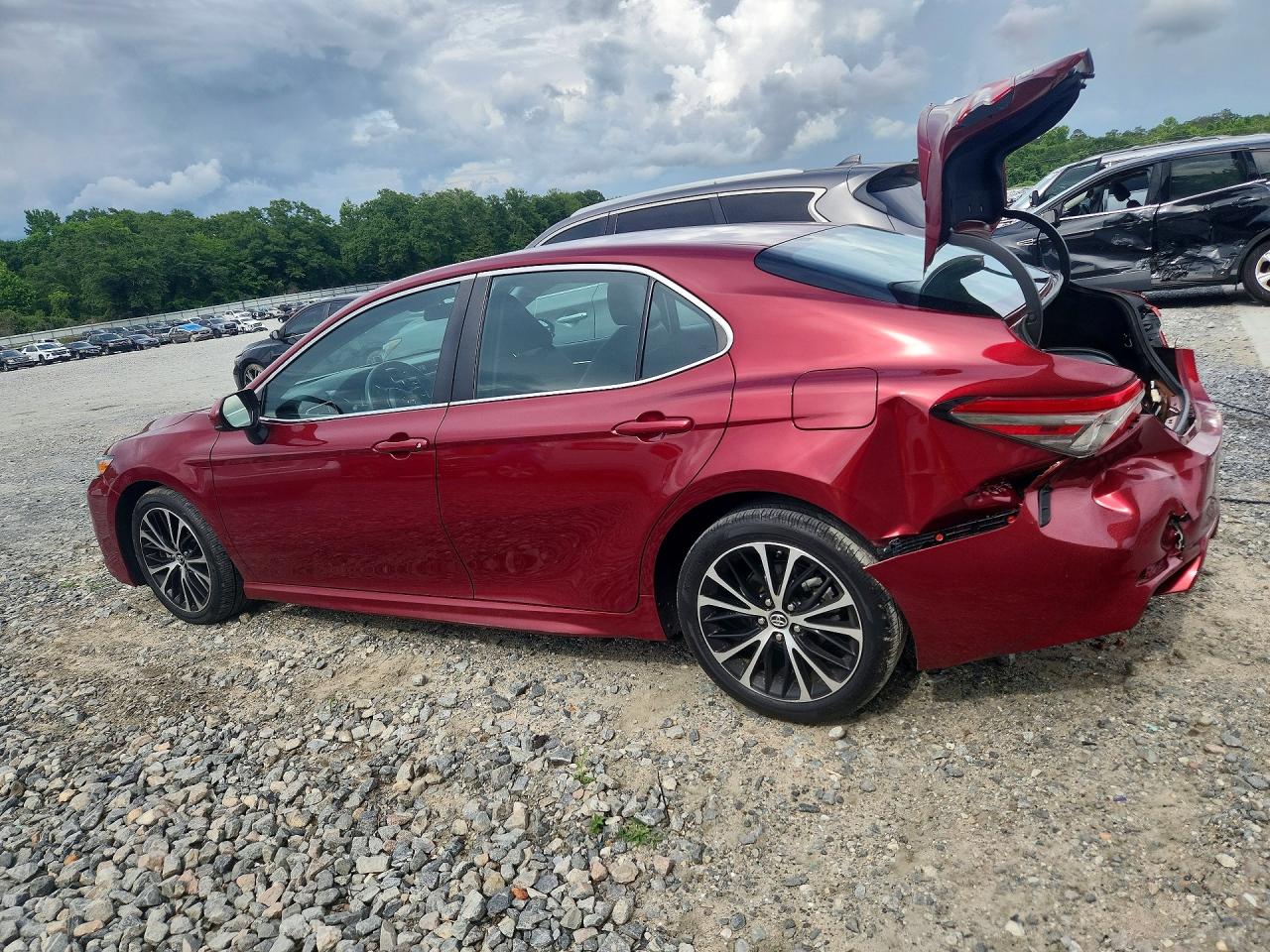 2018 TOYOTA CAMRY SE photo 2