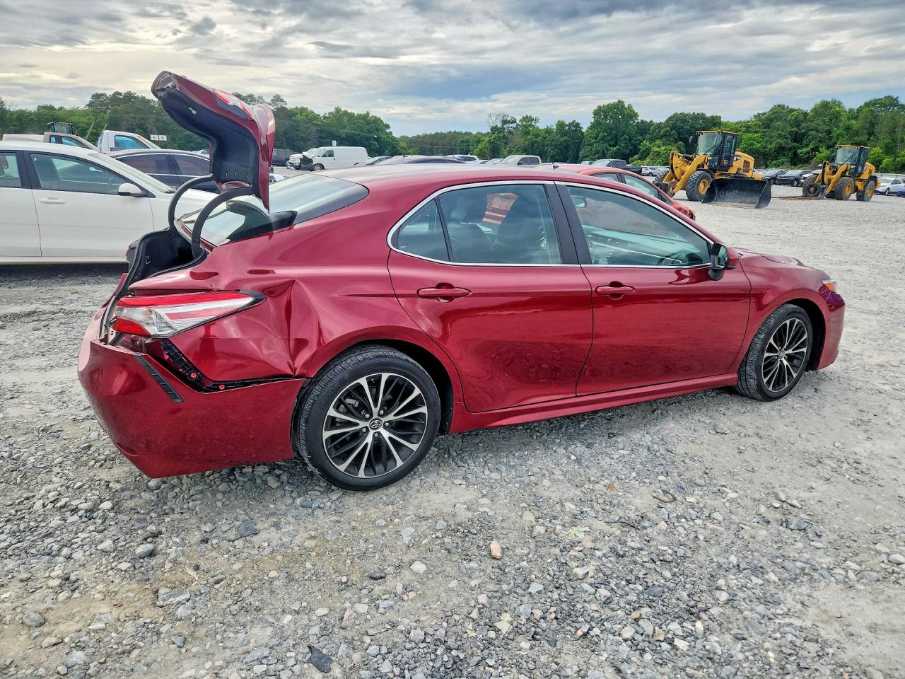 2018 TOYOTA CAMRY SE photo 3