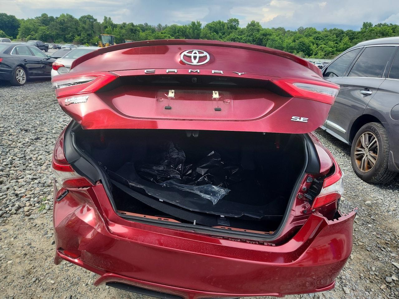 2018 TOYOTA CAMRY SE photo 6
