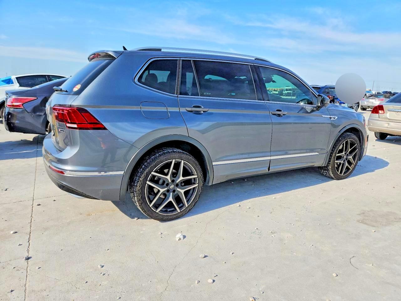 2020 VOLKSWAGEN TIGUAN SEL PREMIUM R-LINE photo 5