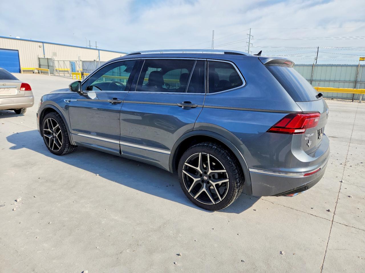 2020 VOLKSWAGEN TIGUAN SEL PREMIUM R-LINE photo 3