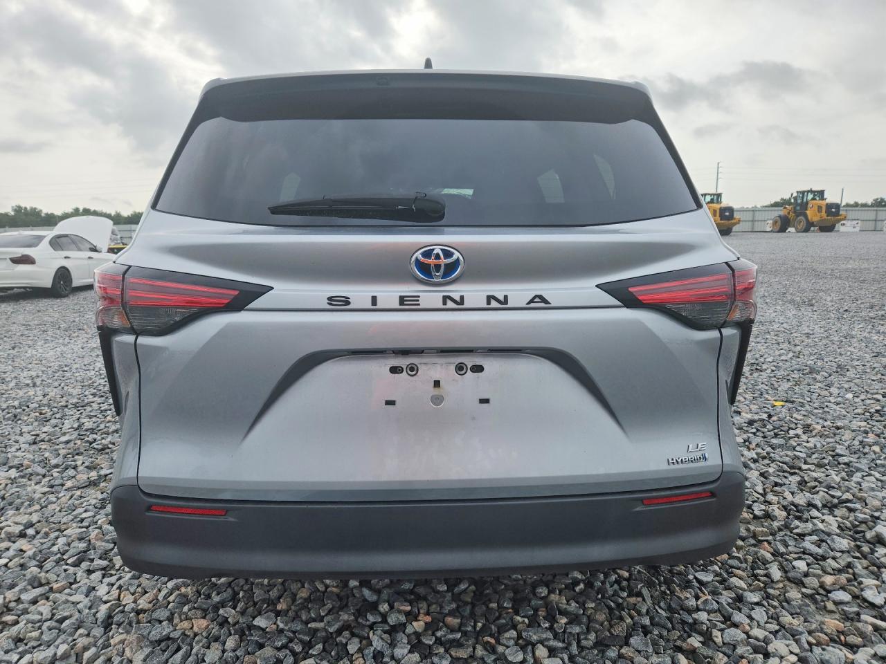 2021 TOYOTA SIENNA LE photo 6