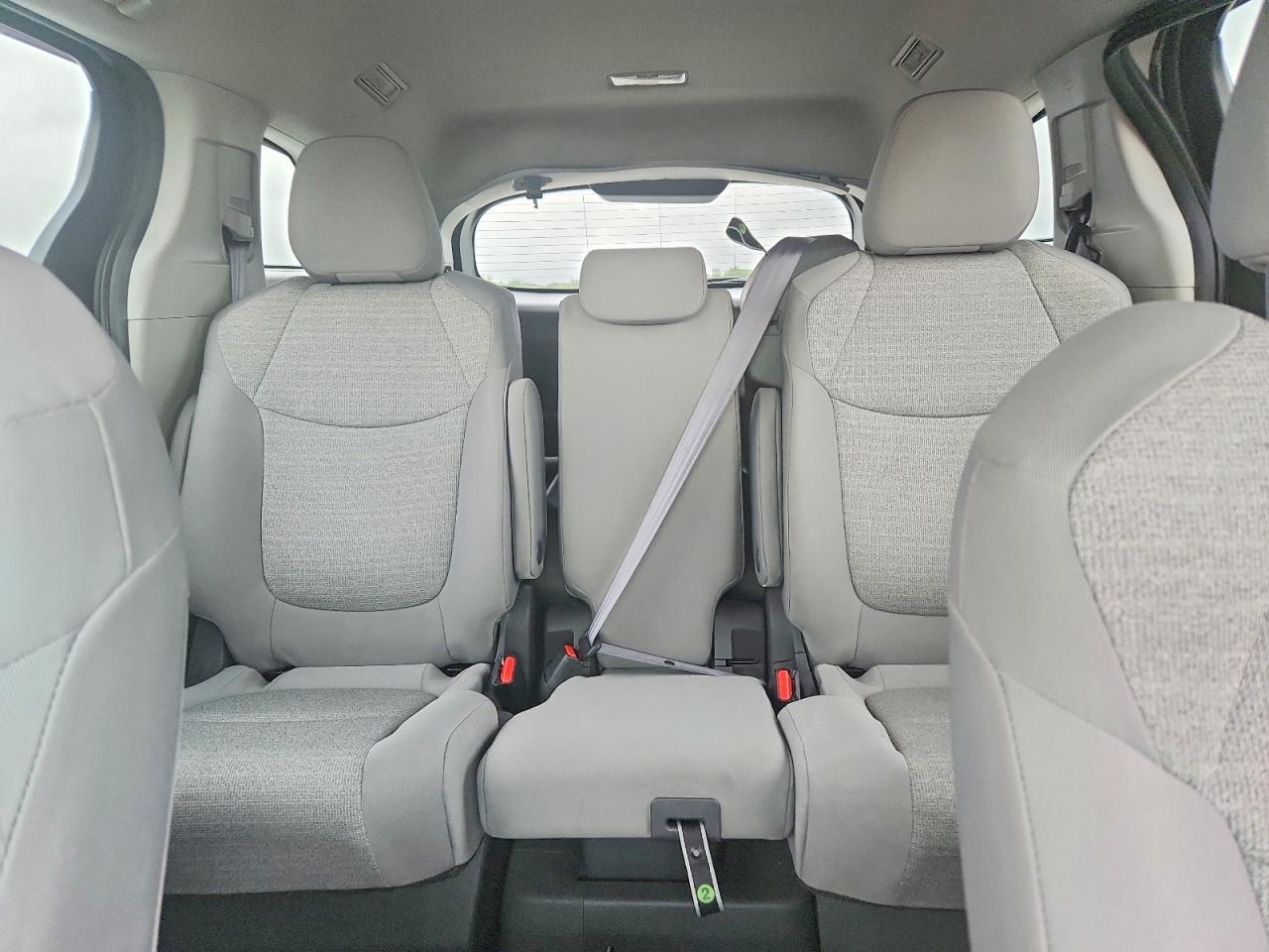 2021 TOYOTA SIENNA LE photo 10