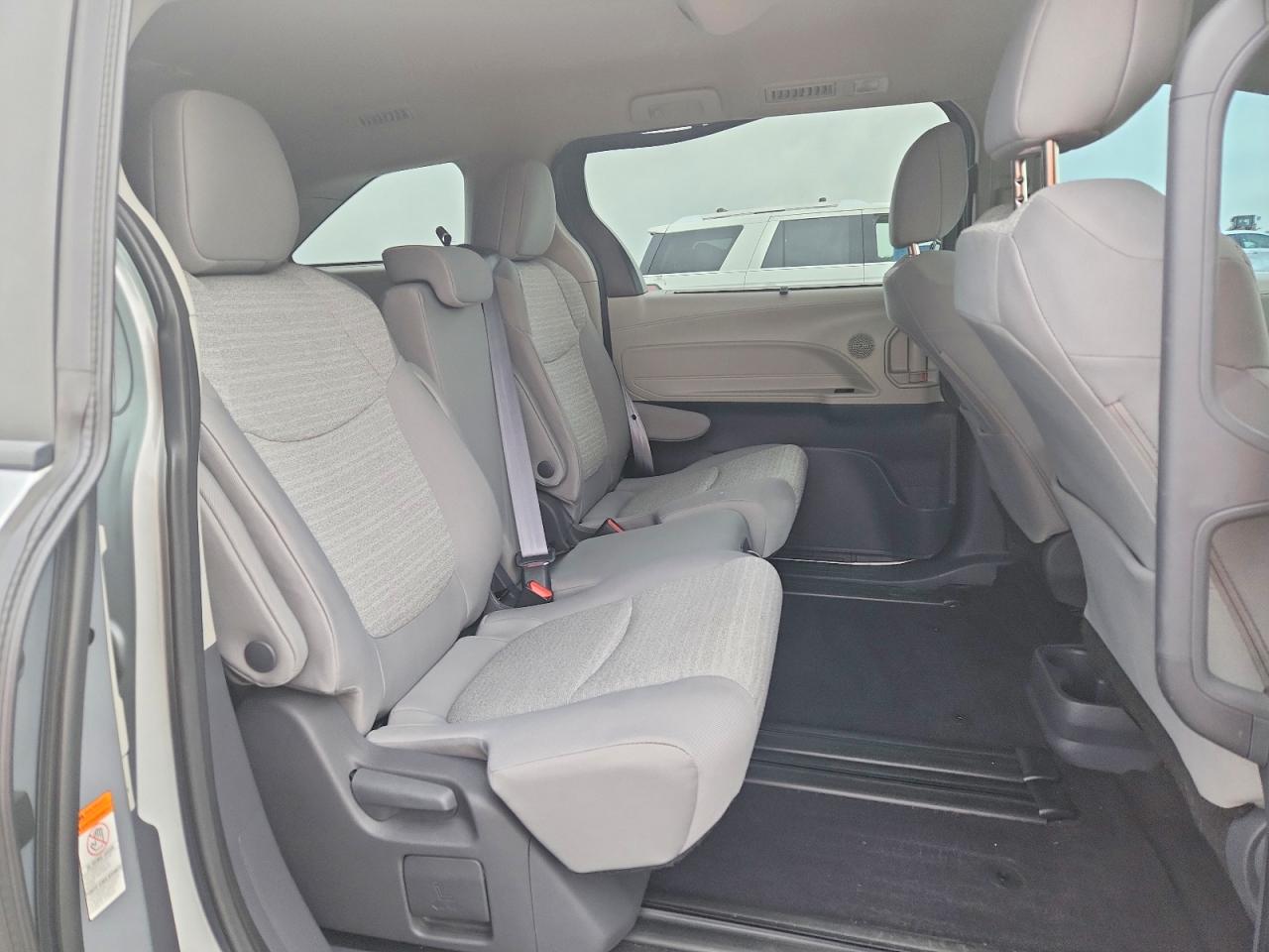 2021 TOYOTA SIENNA LE photo 11