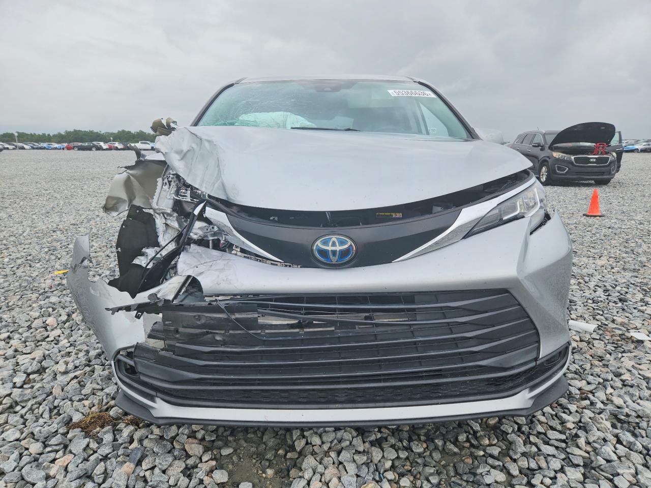2021 TOYOTA SIENNA LE photo 5