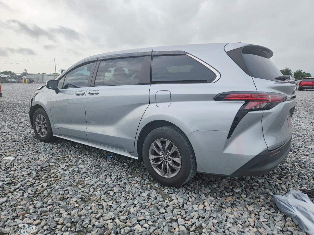 2021 TOYOTA SIENNA LE photo 2