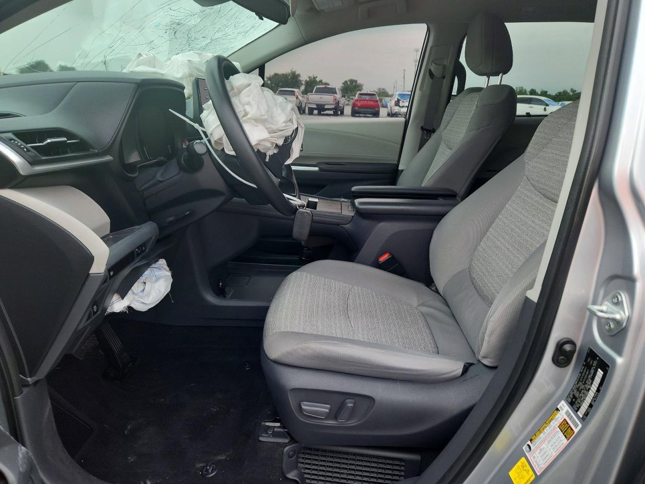 2021 TOYOTA SIENNA LE photo 7