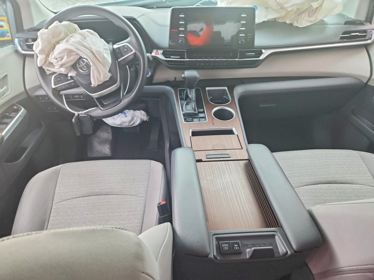 2021 TOYOTA SIENNA LE photo 8