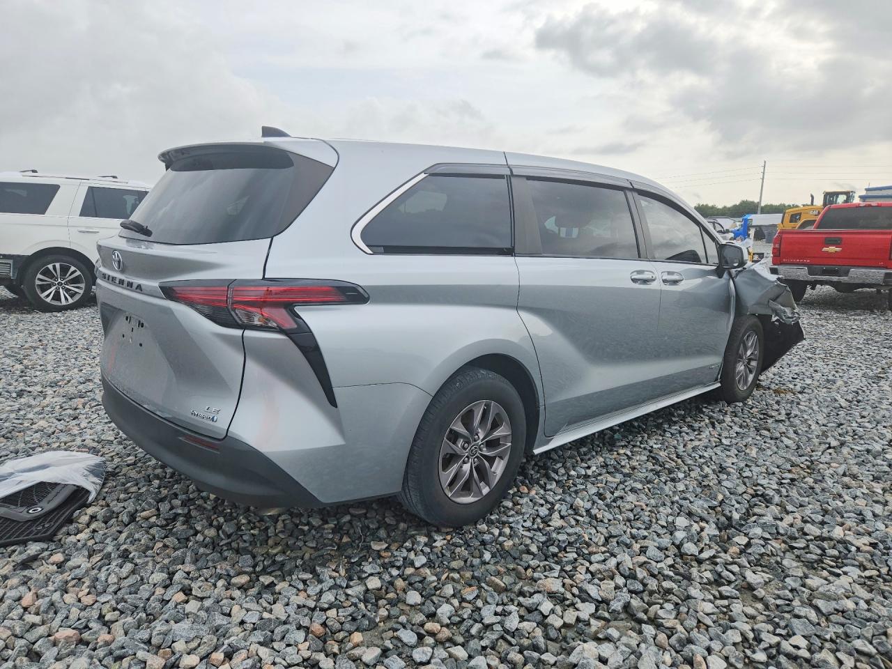 2021 TOYOTA SIENNA LE photo 3