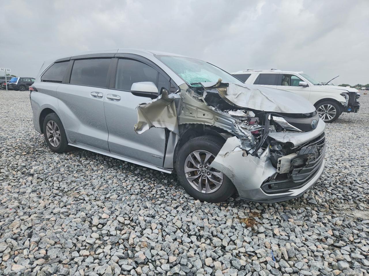 2021 TOYOTA SIENNA LE photo 4