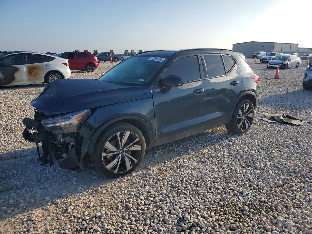 2022 VOLVO XC40