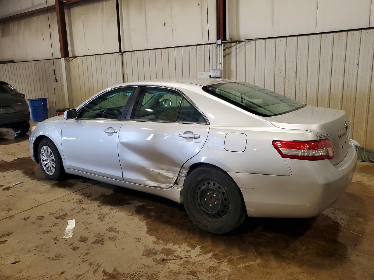 2011 TOYOTA CAMRY LE photo 3