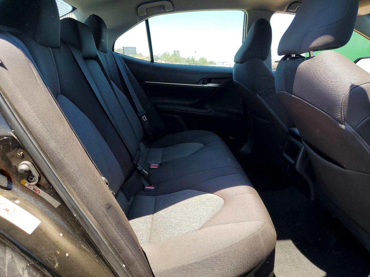2019 TOYOTA CAMRY LE photo 28