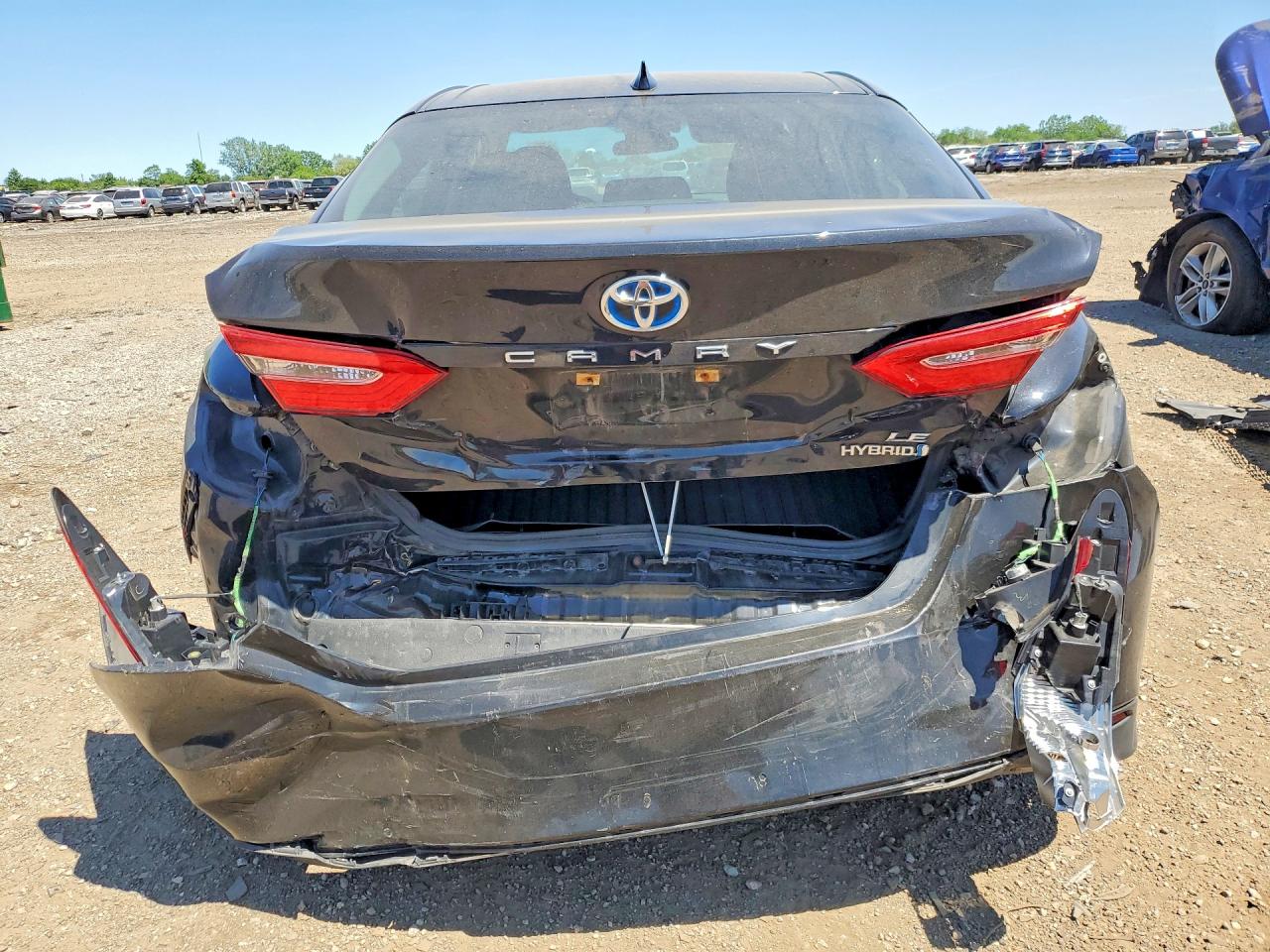 2019 TOYOTA CAMRY LE photo 16
