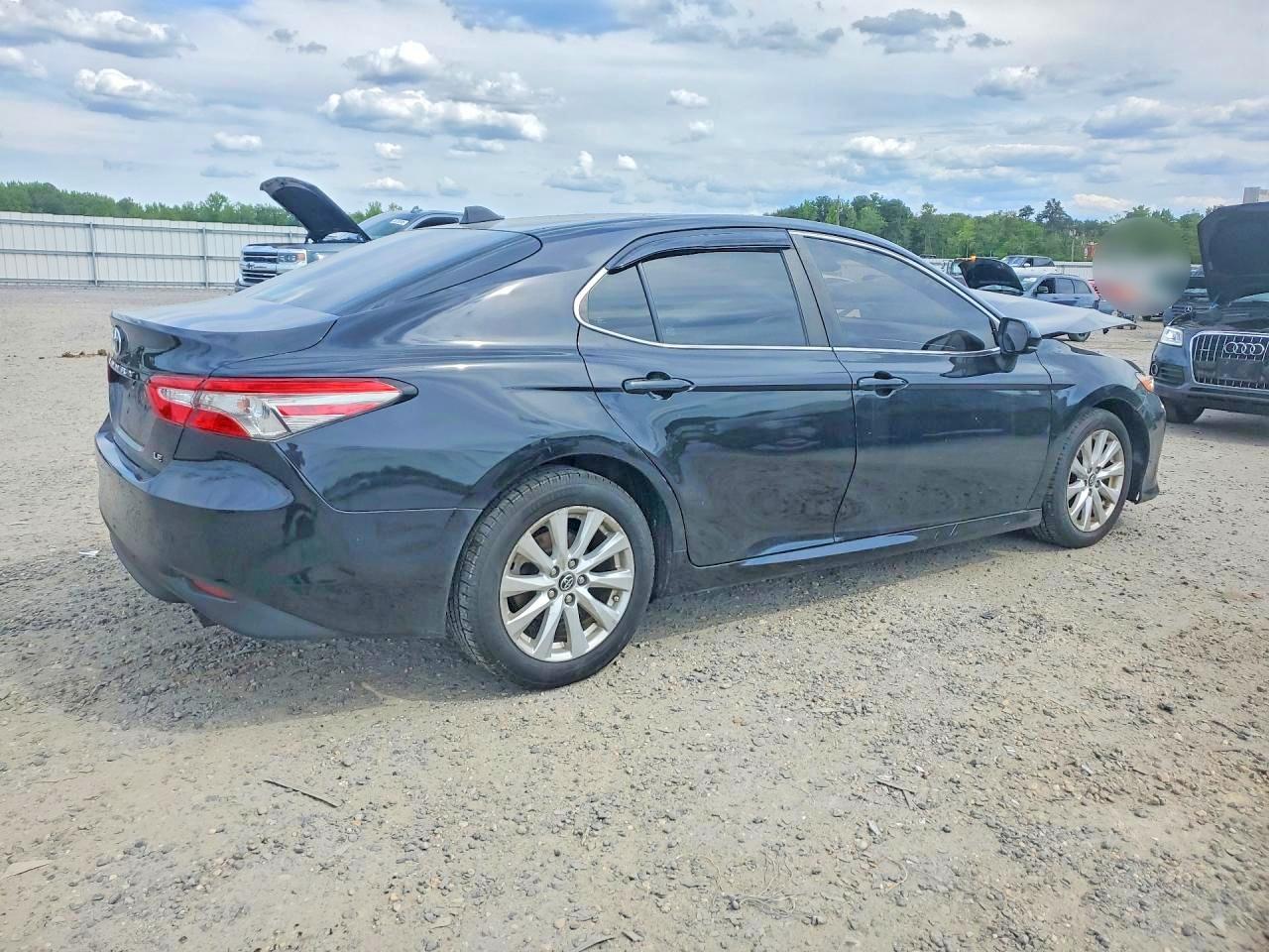 2018 TOYOTA CAMRY LE photo 5