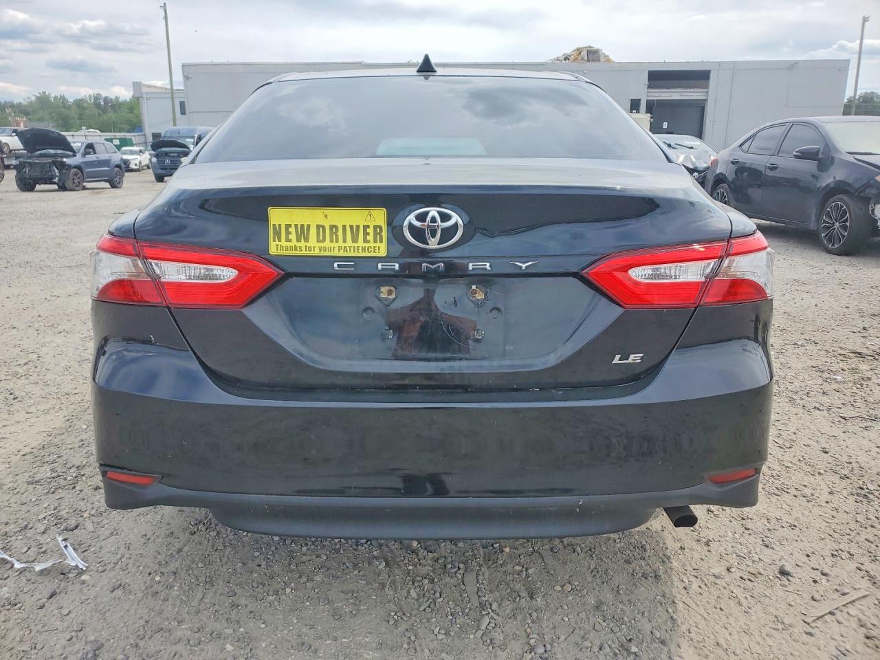 2018 TOYOTA CAMRY LE photo 11