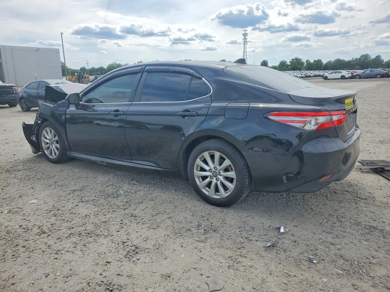 2018 TOYOTA CAMRY LE photo 3