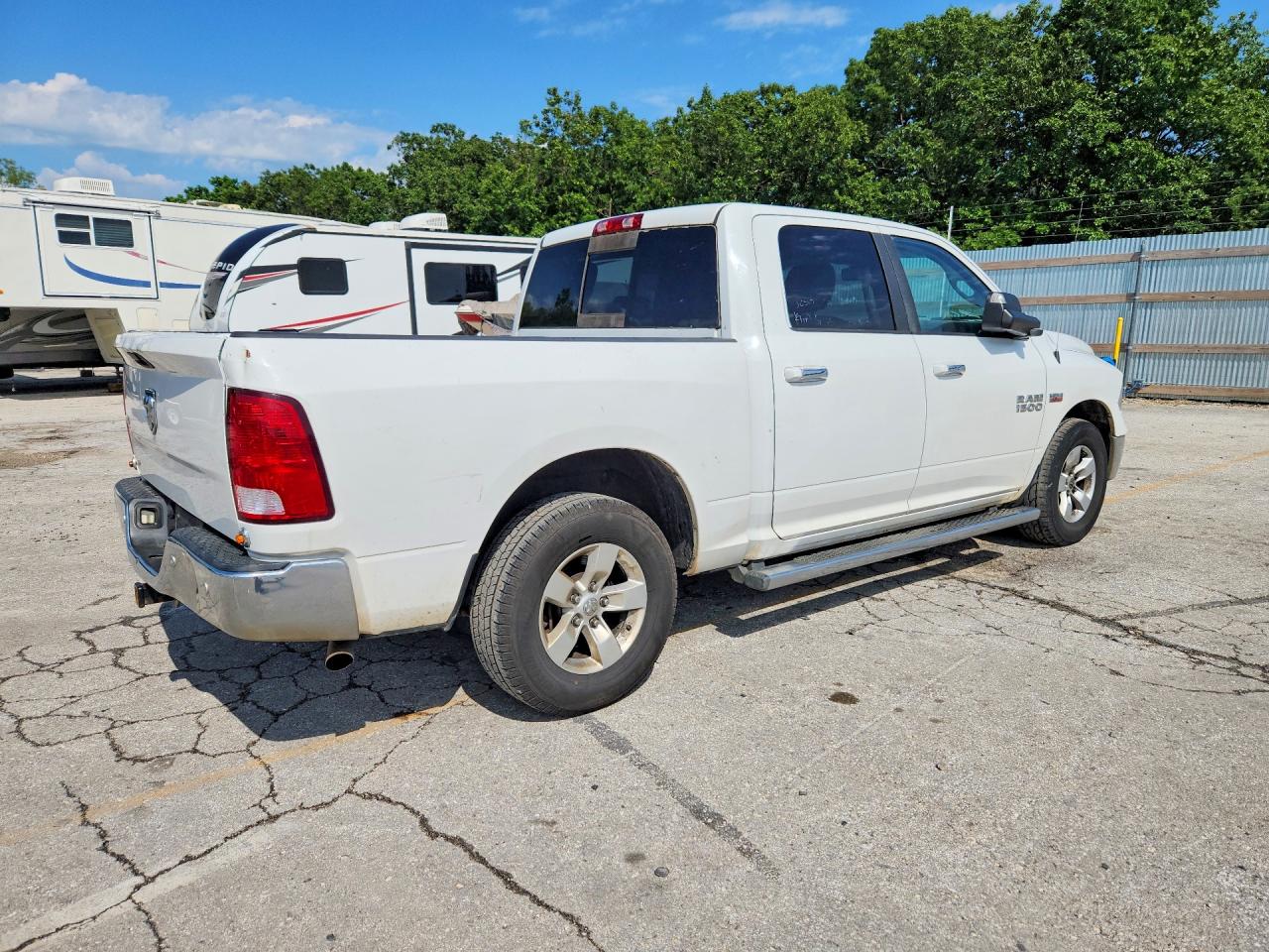 2015 RAM 1500 SLT photo 3