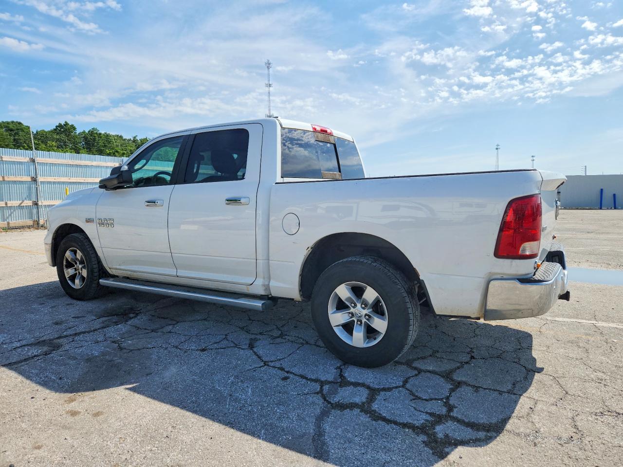 2015 RAM 1500 SLT photo 2