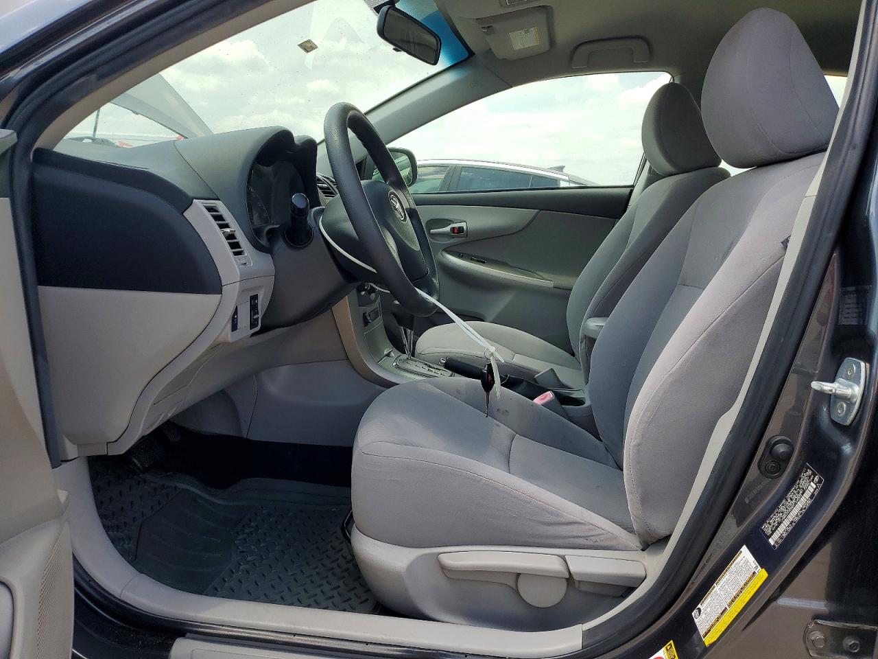2011 TOYOTA COROLLA LE photo 7