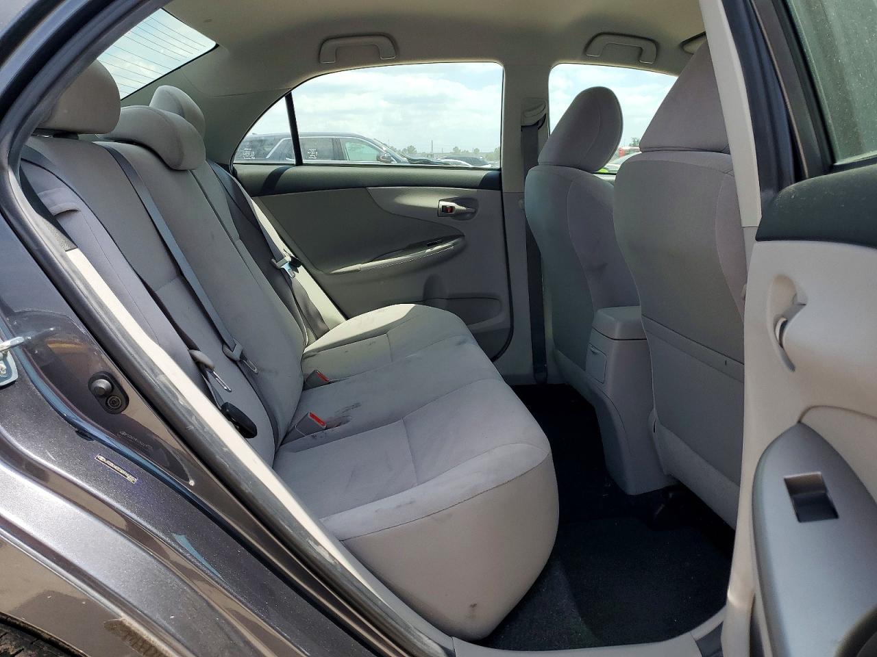2011 TOYOTA COROLLA LE photo 11