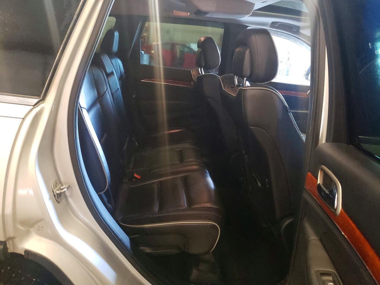 2011 JEEP GRAND CHEROKEE OVERLAND photo 31