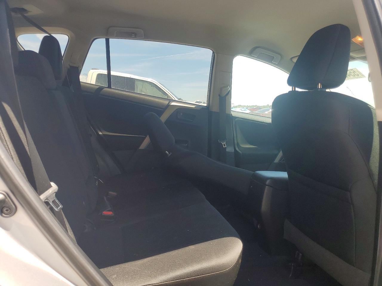 2018 TOYOTA RAV4 LE photo 19