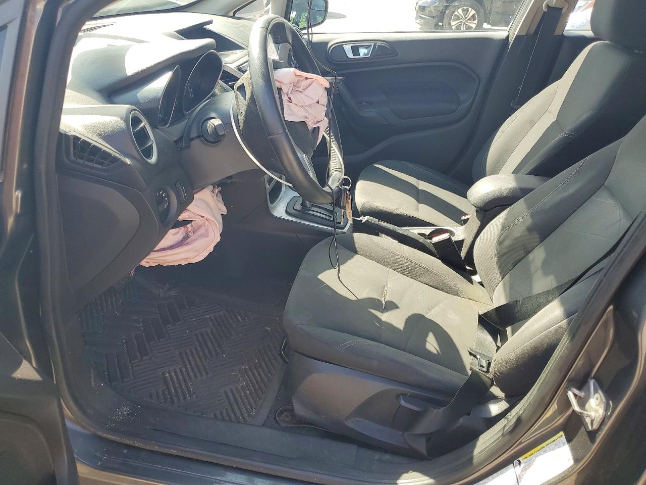 2015 FORD FIESTA SE photo 19
