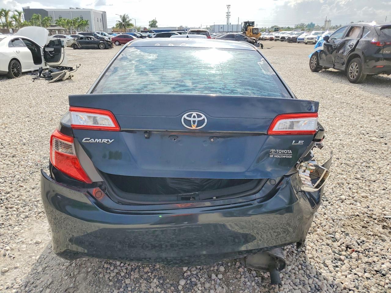 2014 TOYOTA CAMRY LE photo 6