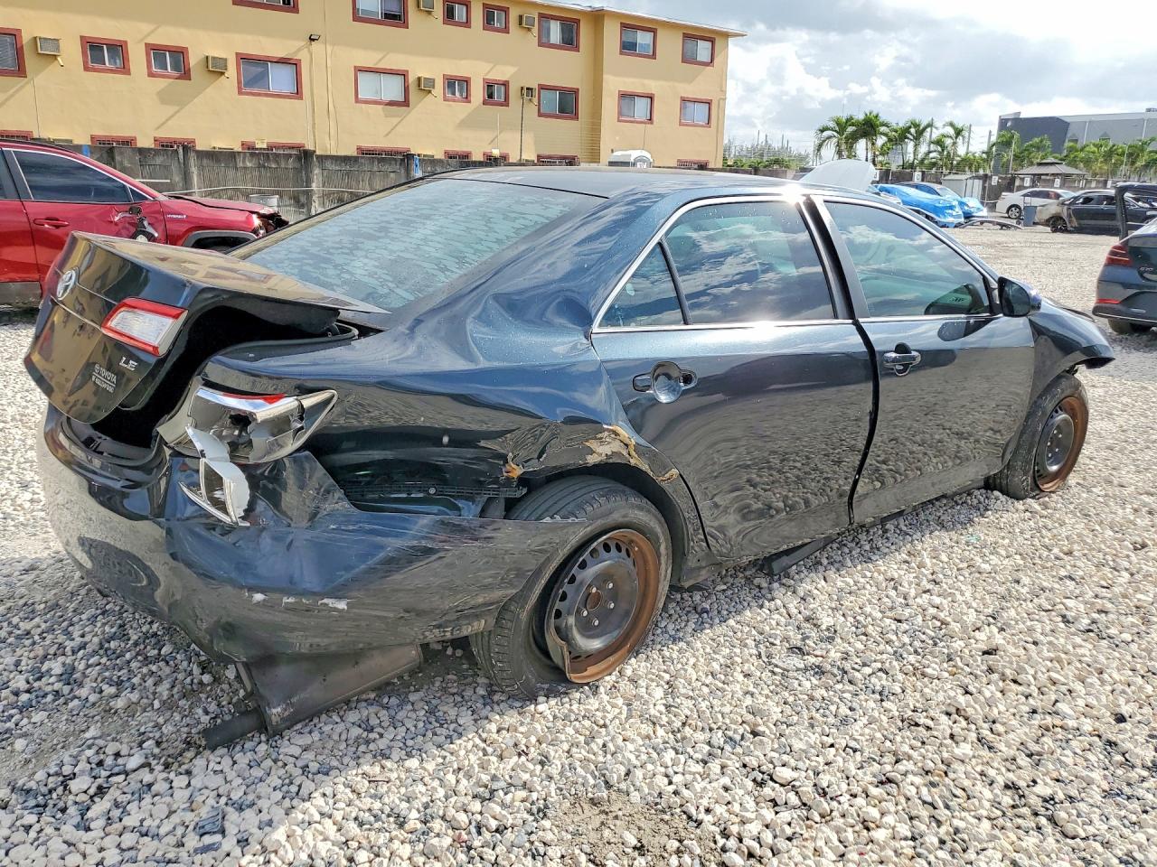 2014 TOYOTA CAMRY LE photo 3
