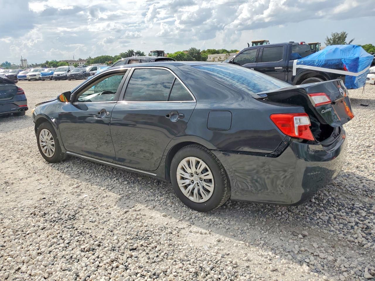 2014 TOYOTA CAMRY LE photo 2