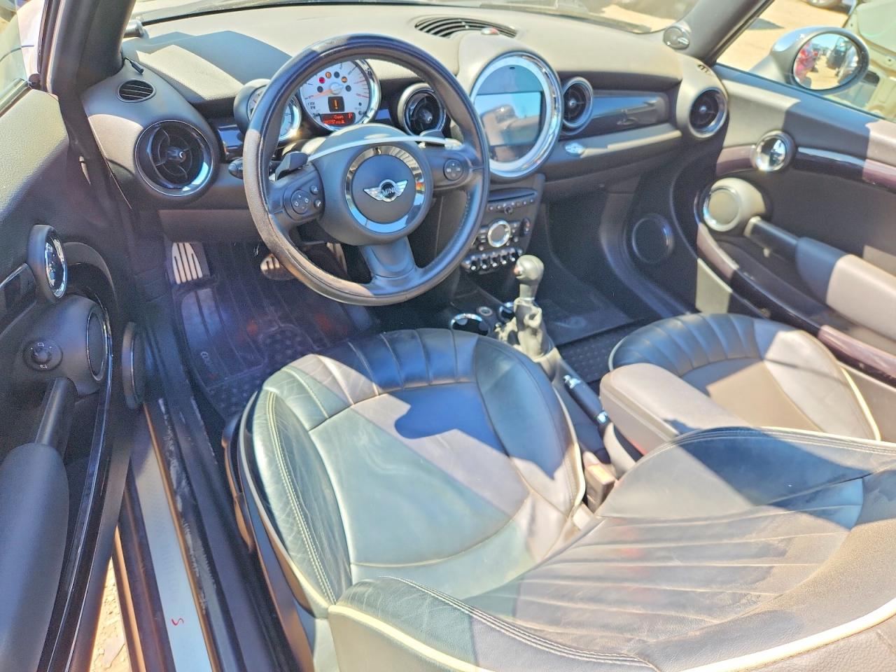 2011 MINI COOPER S photo 22