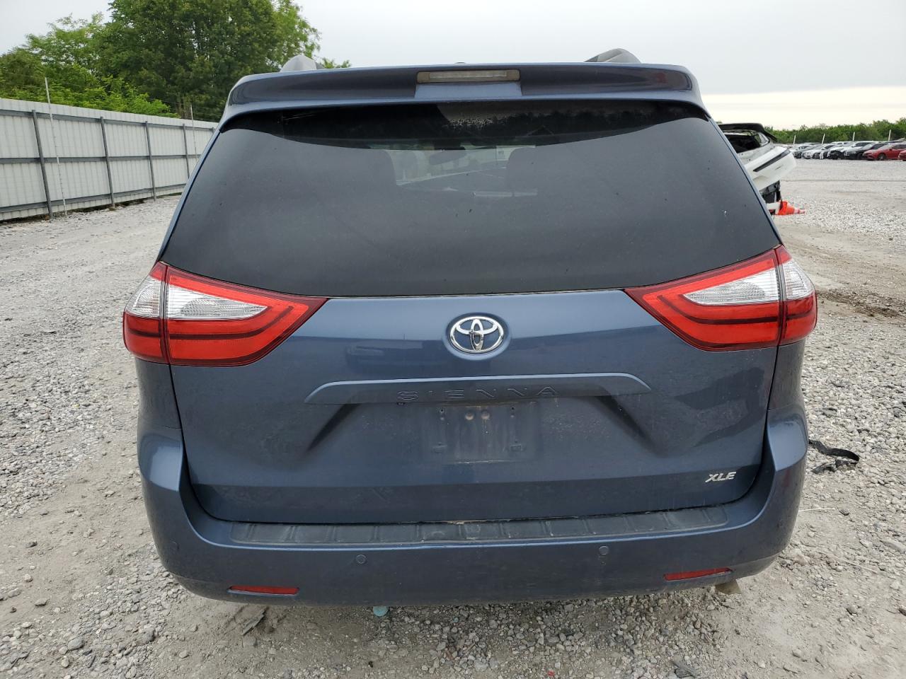 2015 TOYOTA SIENNA XLE photo 11
