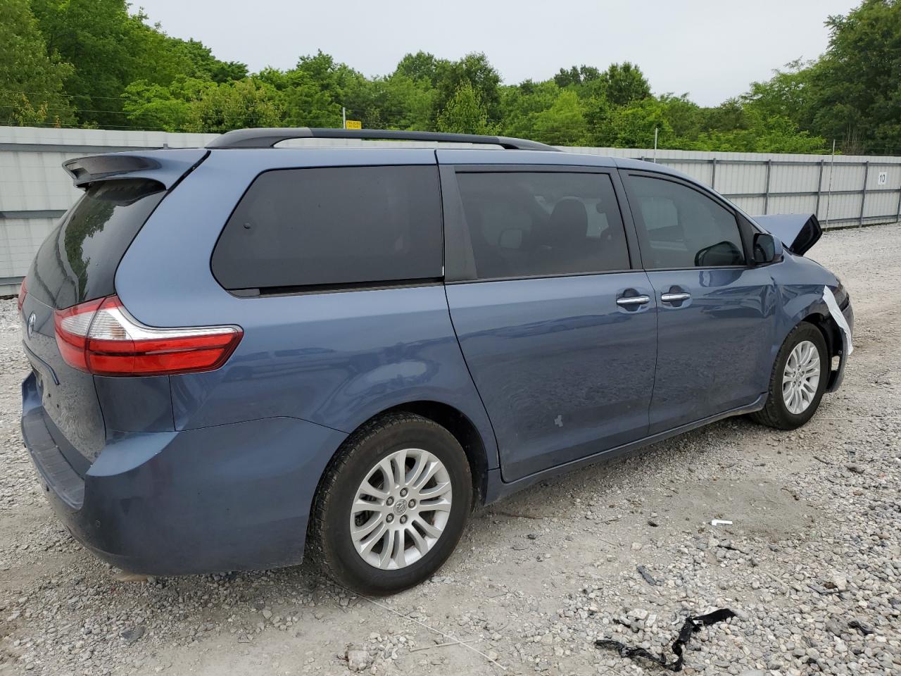 2015 TOYOTA SIENNA XLE photo 5