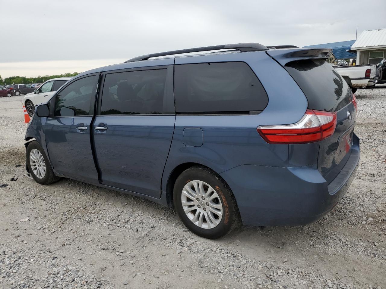 2015 TOYOTA SIENNA XLE photo 3
