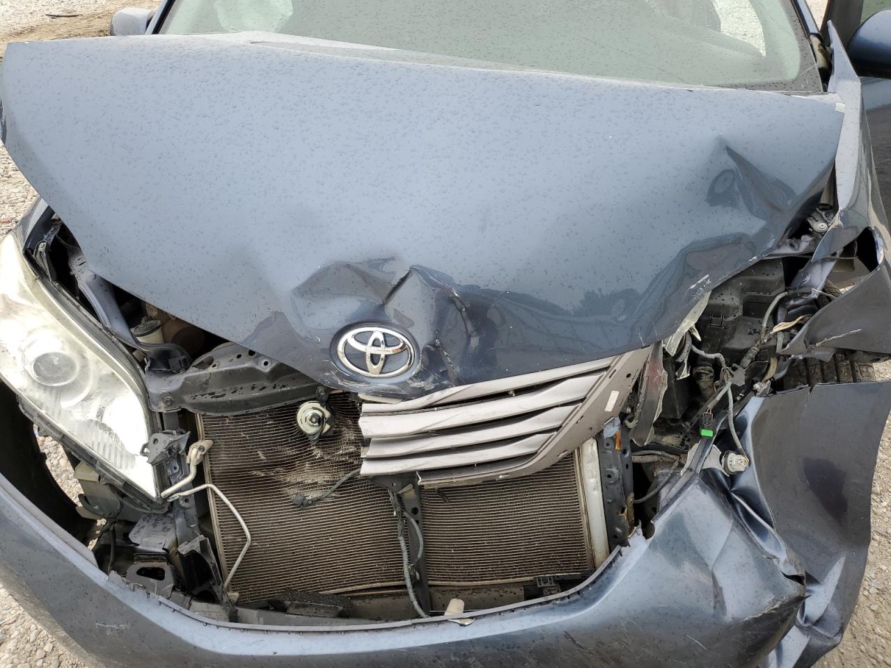 2015 TOYOTA SIENNA XLE photo 23