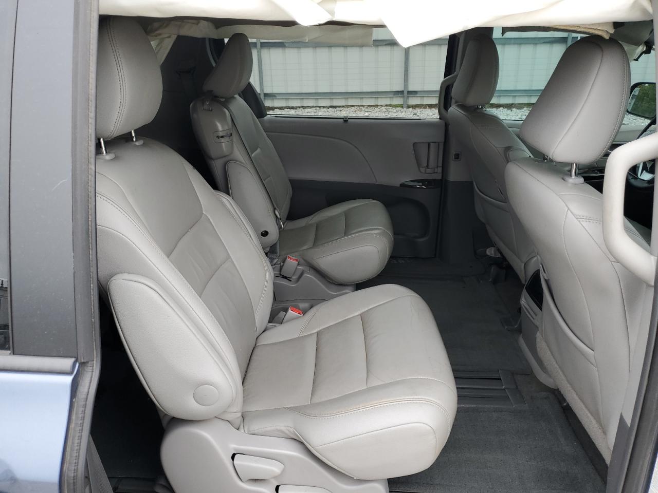 2015 TOYOTA SIENNA XLE photo 21