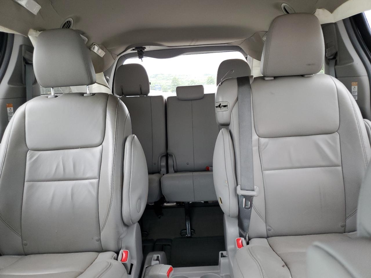 2015 TOYOTA SIENNA XLE photo 19