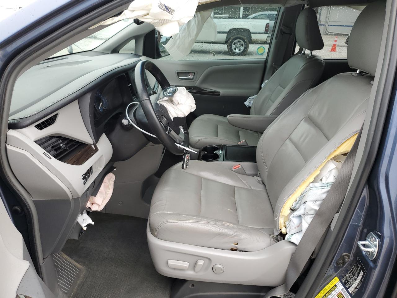 2015 TOYOTA SIENNA XLE photo 13