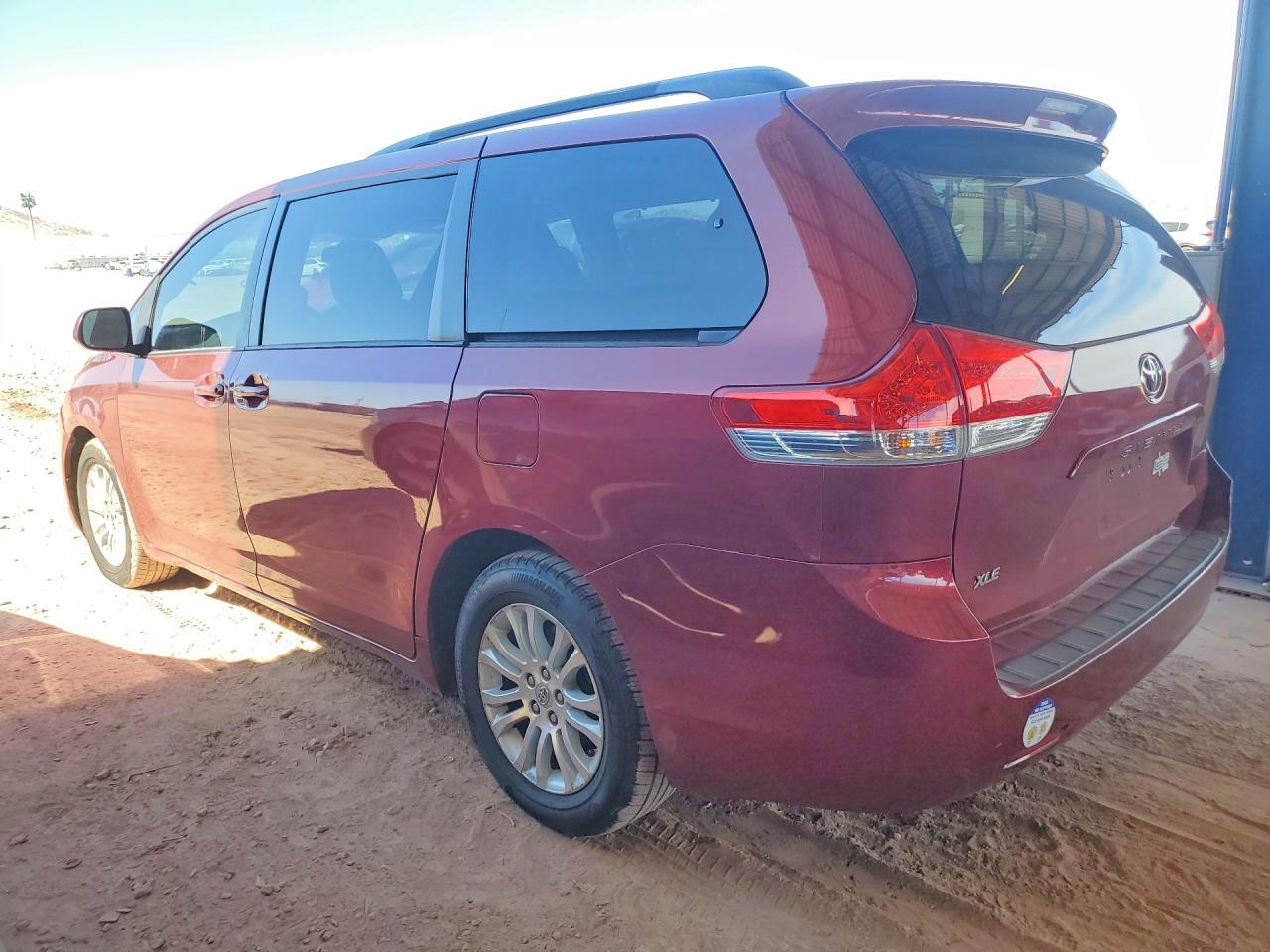2013 TOYOTA SIENNA XLE 8-PASSENGER photo 3