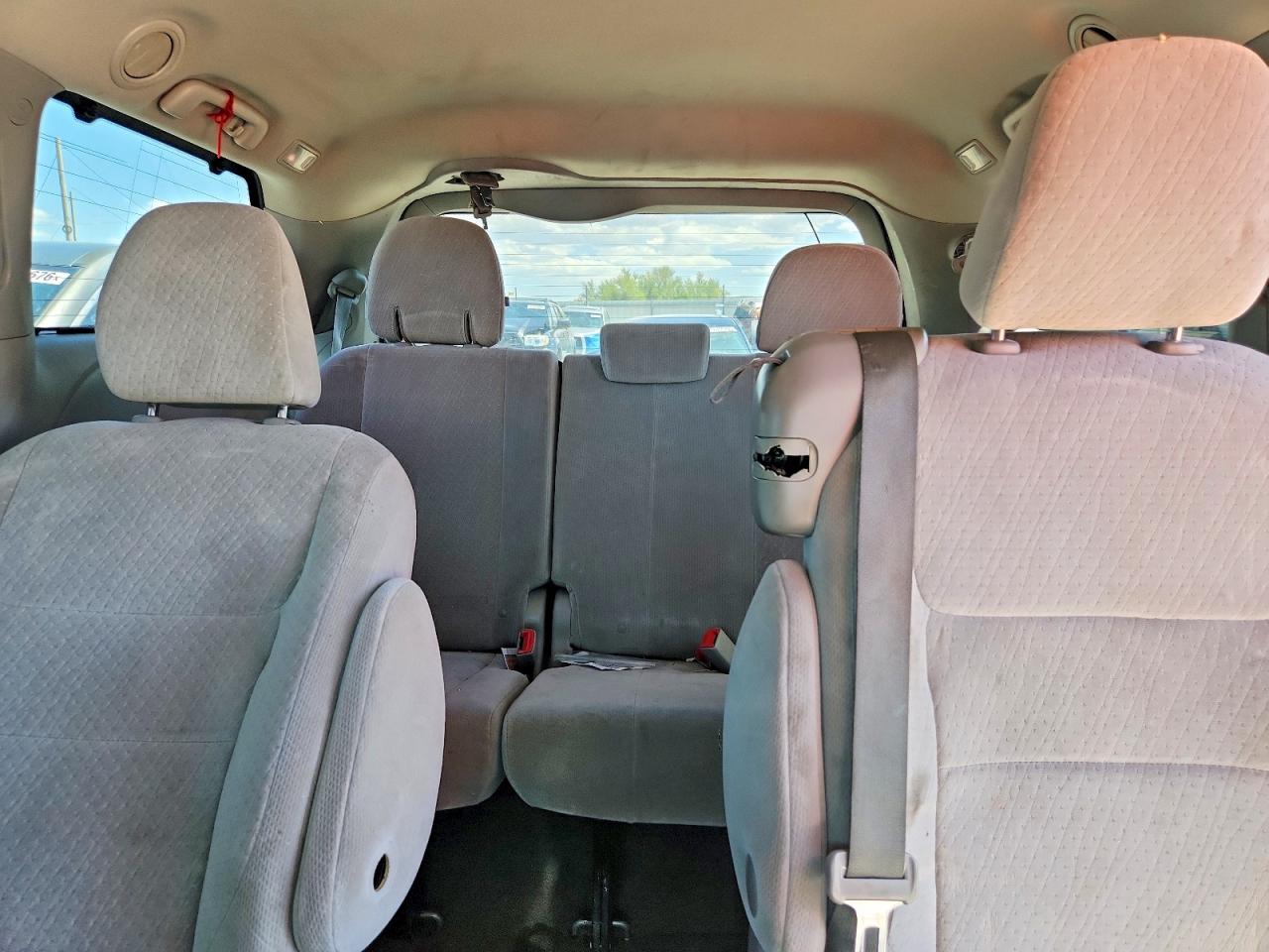 2015 TOYOTA SIENNA LE photo 28