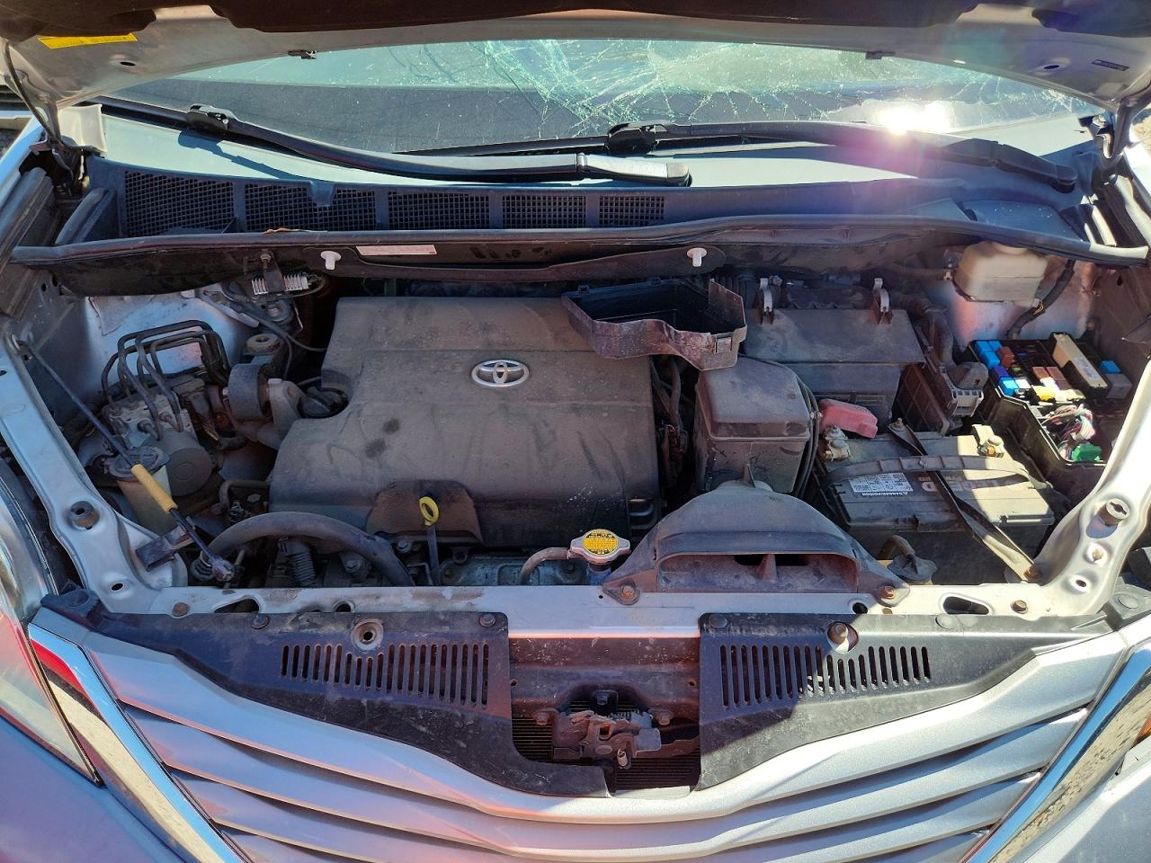 2015 TOYOTA SIENNA LE photo 34