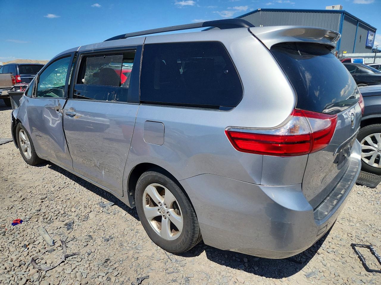 2015 TOYOTA SIENNA LE photo 4