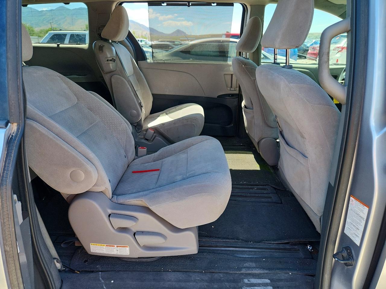 2015 TOYOTA SIENNA LE photo 31