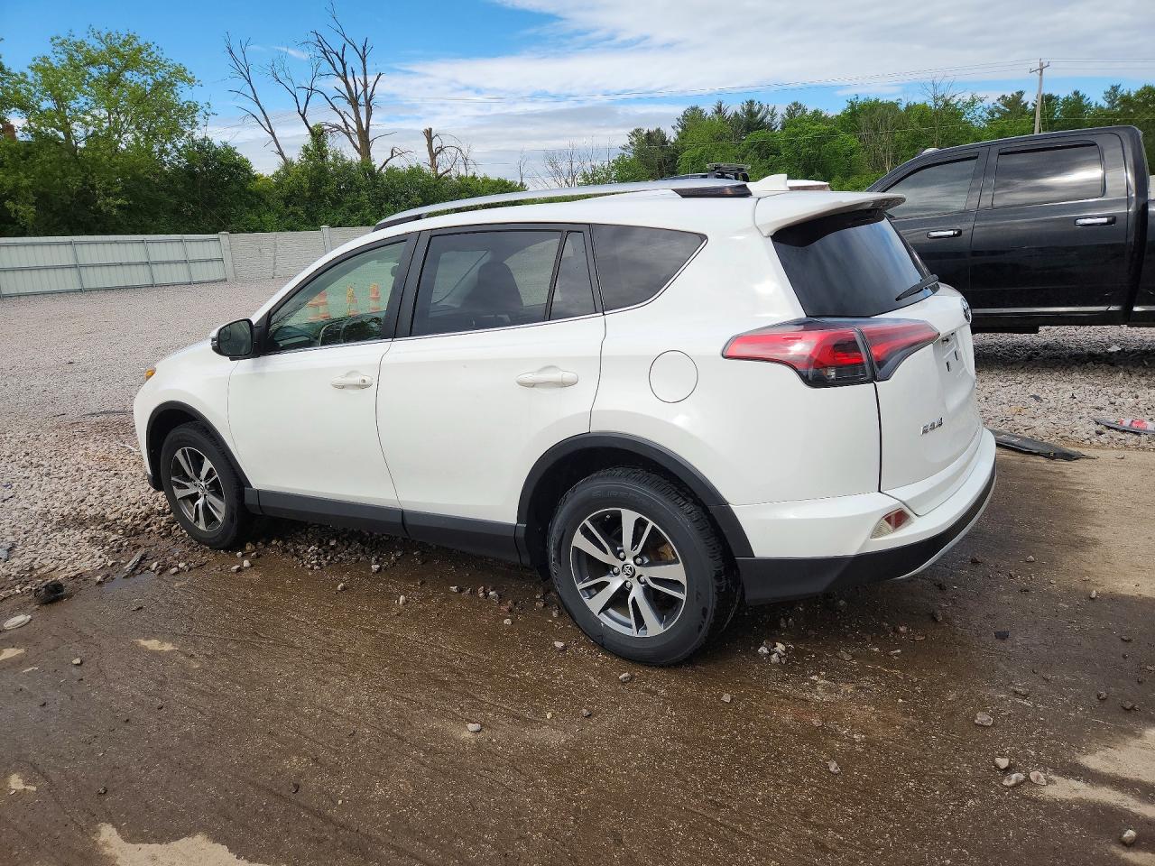 2016 TOYOTA RAV4 XLE photo 3