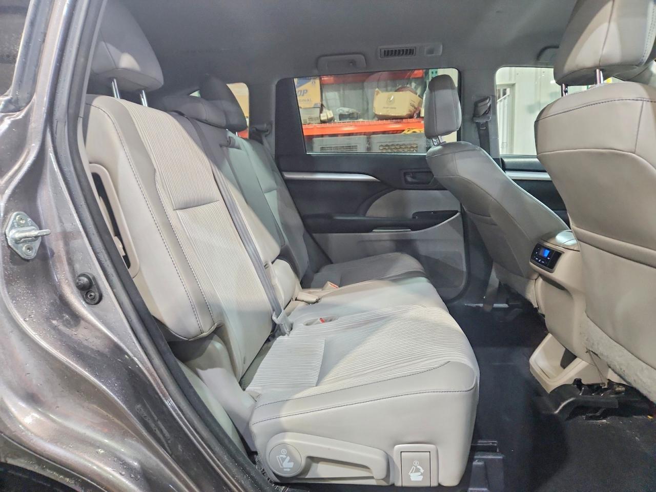 2016 TOYOTA HIGHLANDER LE PLUS photo 31