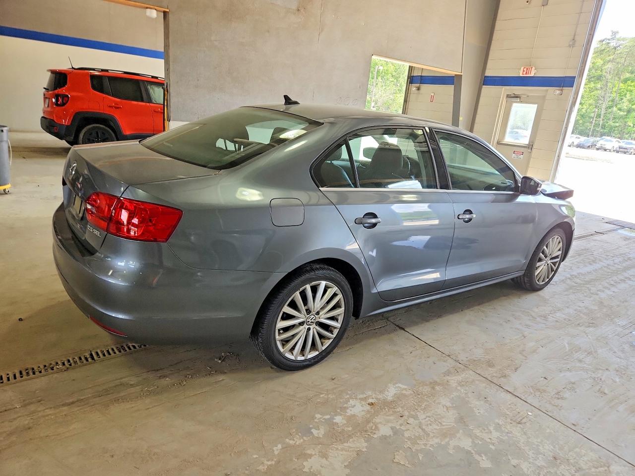 2011 VOLKSWAGEN JETTA SEL photo 3