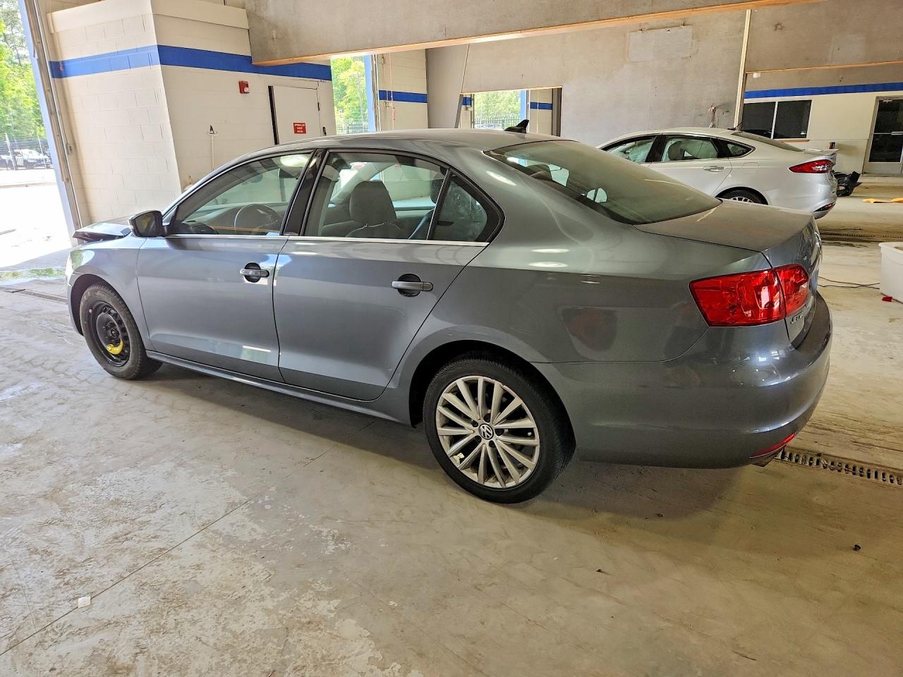 2011 VOLKSWAGEN JETTA SEL photo 2