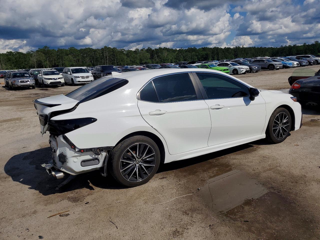 2021 TOYOTA CAMRY SE photo 3